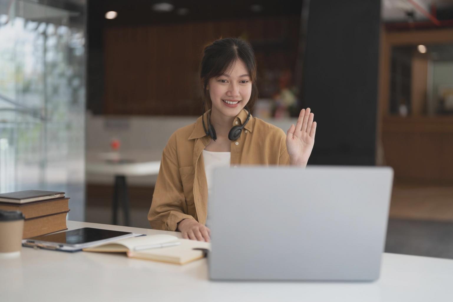 Traders collaborating on market analysis strategies